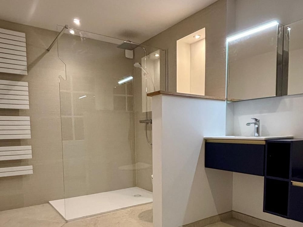Salle de bains entièrement refaite, douche à l'italienne et meuble vasque