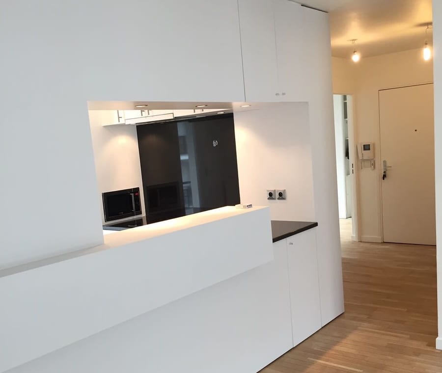 Appartement entièrement rénové avec cuisine ouverte et parquet posé